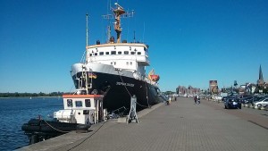 Schiff im Hafen von Rostock